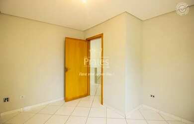 Imagem: A casa possui 3 Dormitórios, 1 Banheiro, 2 Vagas na garagem