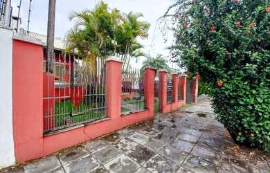 Imagem: A casa possui 2 Dormitórios, 3 Banheiros, 4 Vagas na garagem