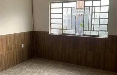 Imagem: A casa possui 4 Dormitórios, 2 Banheiros, 1 Vaga na garagem