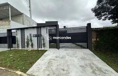 Imagem: A casa possui 3 Dormitórios, 2 Banheiros, 3 Vagas na garagem