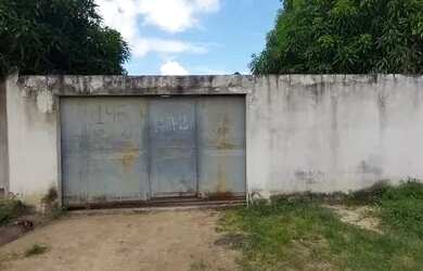 Imagem: A casa possui 2 Dormitórios, 1 Banheiro, 2 Vagas na garagem