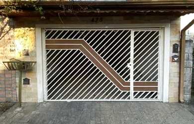 Imagem: A casa possui 2 Dormitórios, 2 Banheiros, 2 Vagas na garagem