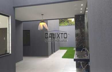 Imagem: A casa possui 3 Dormitórios, 1 Banheiro, 2 Vagas na garagem