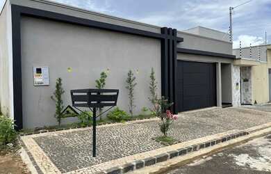 Imagem: A casa possui 3 Dormitórios, 3 Banheiros, 4 Vagas na garagem