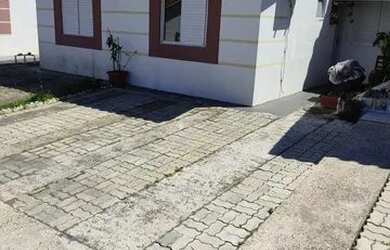 Imagem: A casa em condomínio possui 3 Dormitórios, 1 Banheiro, 2 Vagas