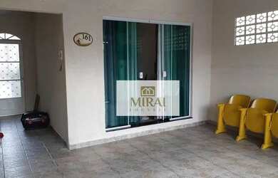 Imagem: A casa possui 3 Dormitórios, 1 Banheiro, 2 Vagas na garagem