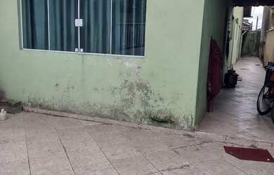 Imagem: A casa possui 2 Dormitórios, 2 Banheiros, 2 Vagas na garagem