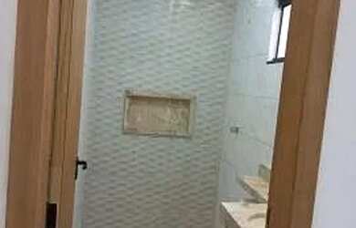 Imagem: A casa possui 3 Dormitórios, 2 Banheiros, 2 Vagas na garagem