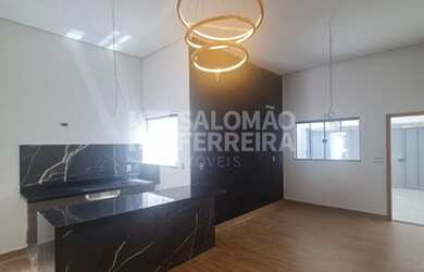 Imagem: A casa possui 3 Dormitórios, 2 Banheiros, 2 Vagas na garagem