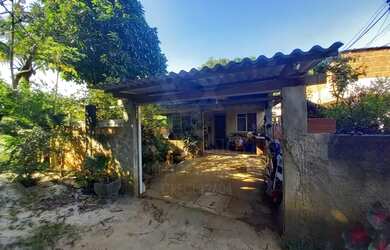 Imagem: A casa e possui 2 Dormitórios, Suítes, 1 Banheiro, 1 Vaga