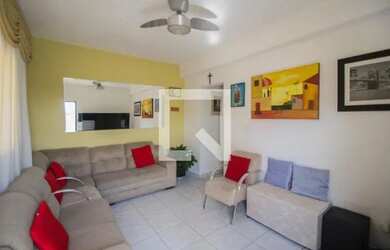 Imagem: A casa possui 3 Dormitórios, 3 Banheiros, 4 Vagas na garagem