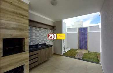 Imagem: A casa em condomínio possui 3 Dormitórios, 1 Banheiro, 2 Vagas