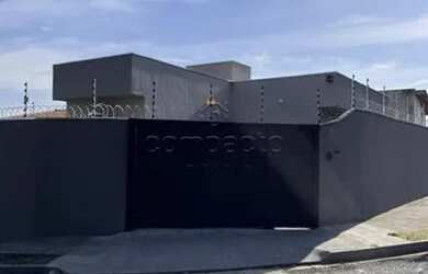 Imagem: A casa possui 2 Dormitórios, 1 Banheiro, 2 Vagas na garagem