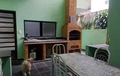 Imagem: A casa possui 3 Dormitórios, 3 Banheiros, 2 Vagas na garagem