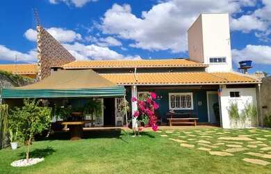 Imagem: A casa em condomínio possui 2 Dormitórios, 3 Banheiros, 5