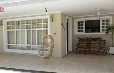 Imagem: A casa possui 3 Dormitórios, 3 Banheiros, 5 Vagas na garagem