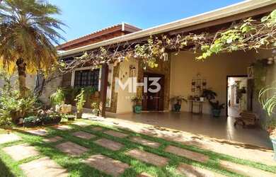 Imagem: A casa possui 3 Dormitórios, 4 Banheiros, 2 Vagas na garagem