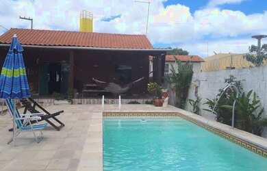 Imagem: A casa possui 3 Dormitórios, 2 Banheiros, 3 Vagas na garagem