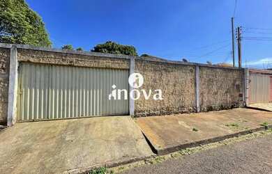 Imagem: A casa possui 3 Dormitórios, 1 Banheiro, 2 Vagas na garagem