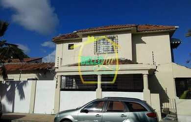 Imagem: A casa possui 4 Dormitórios, 2 Banheiros, 3 Vagas na garagem