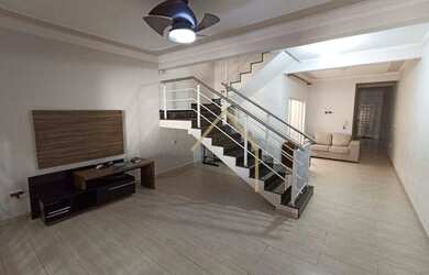 Imagem: A casa possui 3 Dormitórios, 1 Banheiro, 2 Vagas na garagem