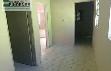 Imagem: A casa possui 2 Dormitórios, 1 Banheiro, 2 Vagas na garagem