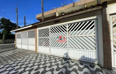 Imagem: A casa possui 2 Dormitórios, 1 Banheiro, 2 Vagas na garagem