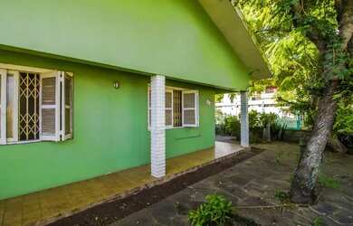 Imagem: A casa e possui 3 Dormitórios, Suítes, 3 Banheiros, 3 Vagas