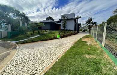 Imagem: A casa em condomínio possui 4 Dormitórios, 4 Banheiros, 2