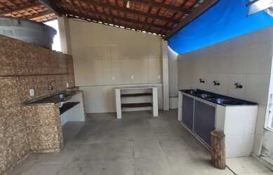 Imagem: A casa possui 4 Dormitórios, 5 Banheiros, 3 Vagas na garagem