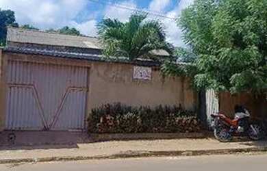 Imagem: A casa possui 3 Dormitórios, 3 Banheiros e 2 Vagas na garagem