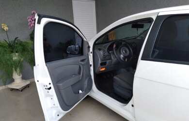 Imagem: A casa possui 3 Dormitórios, 2 Banheiros, 2 Vagas na garagem