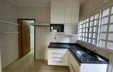 Imagem: A casa possui 3 Dormitórios, 2 Banheiros, 1 Vaga na garagem