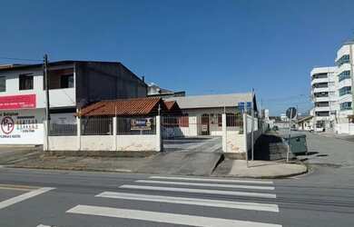 Imagem: A casa possui 4 Dormitórios, 3 Banheiros, 3 Vagas na garagem