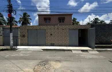 Imagem: A casa possui 3 Dormitórios, 3 Banheiros, 2 Vagas na garagem
