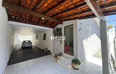 Imagem: A casa possui 3 Dormitórios, 1 Banheiro, 4 Vagas na garagem