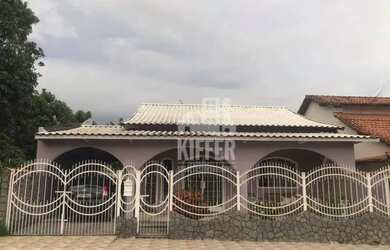 Imagem: A casa possui 4 Dormitórios, 4 Banheiros, 2 Vagas na garagem