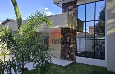 Imagem: A casa possui 3 Dormitórios, 2 Banheiros, 4 Vagas na garagem