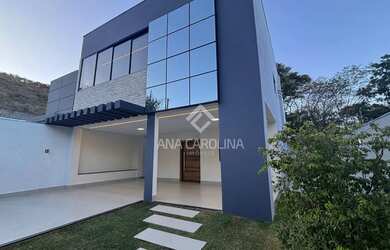 Imagem: A casa possui 4 Dormitórios, 1 Banheiro, 2 Vagas na garagem