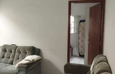 Imagem: A casa possui 2 Dormitórios, 1 Banheiro, 2 Vagas na garagem