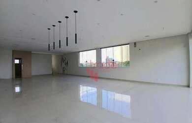 Imagem: O depósito possui 2 Vagas na garagem, 296m² de Área e está