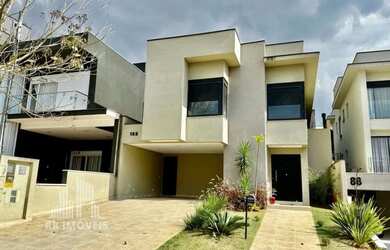 Imagem: A casa em condomínio possui 4 Dormitórios, 3 Banheiros, 4