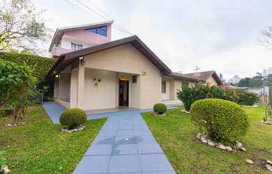 Imagem: A casa possui 4 Dormitórios, 5 Banheiros, 2 Vagas na garagem