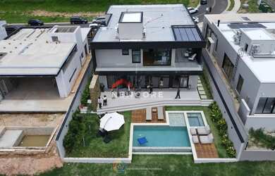 Imagem: A casa em condomínio possui 4 Dormitórios, 5 Banheiros, 4