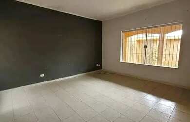 Imagem: A casa possui 3 Dormitórios, 2 Banheiros, 2 Vagas na garagem