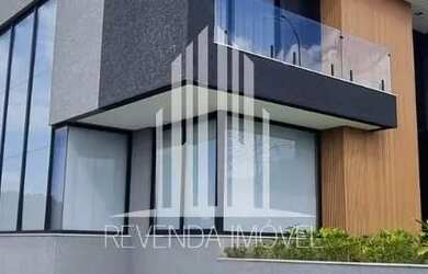 Imagem: A casa possui 4 Dormitórios, 5 Banheiros, 4 Vagas na garagem