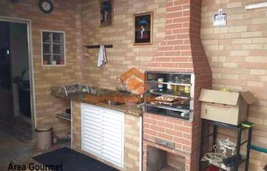 Imagem: A casa possui 3 Dormitórios, 2 Banheiros, 4 Vagas na garagem