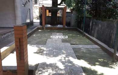 Imagem: A casa possui 4 Dormitórios, 4 Banheiros, 5 Vagas na garagem