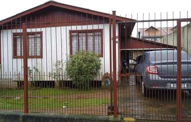 Imagem: A casa possui 3 Dormitórios, 1 Banheiro, 2 Vagas na garagem