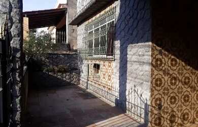 Imagem: A casa possui 5 Dormitórios, 3 Banheiros, 1 Vaga na garagem